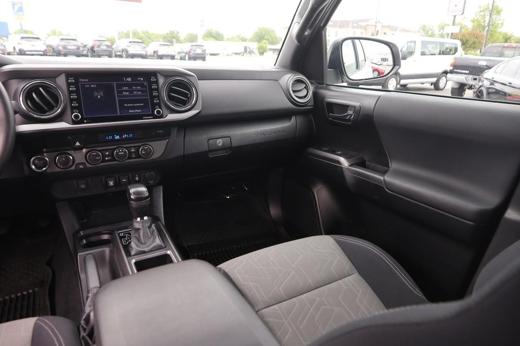 Toyota Tacoma 4WD Vehicle Full-screen Gallery Image 25