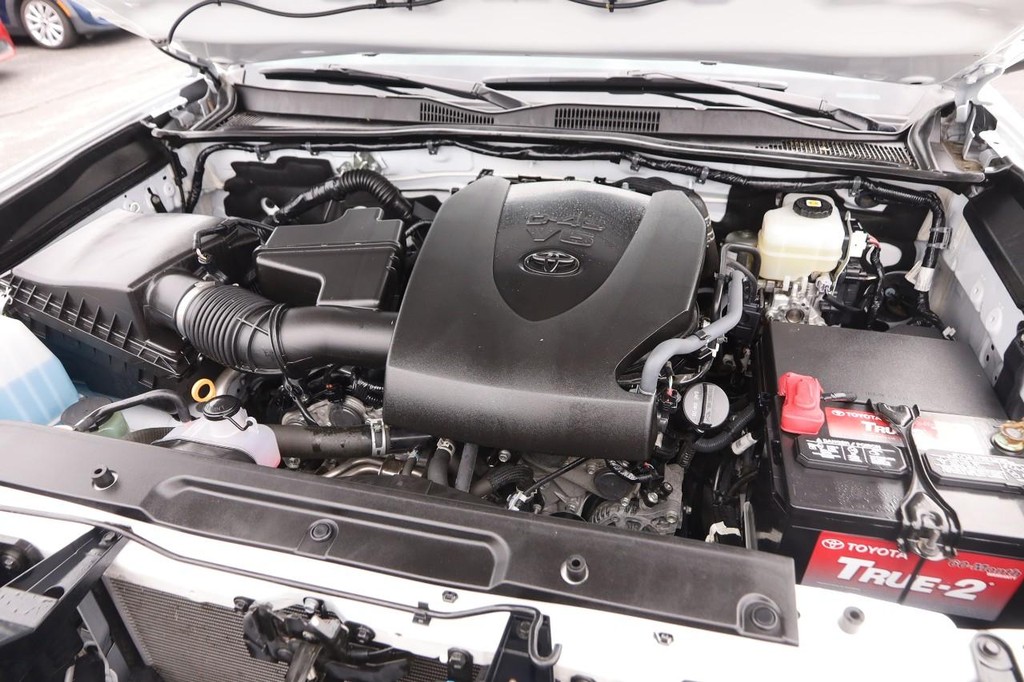 Toyota Tacoma 4WD Vehicle Full-screen Gallery Image 27