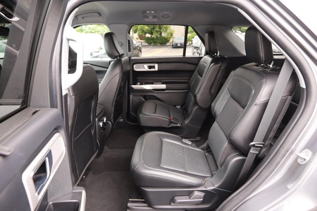 Ford Explorer Vehicle Full-screen Gallery Image 10