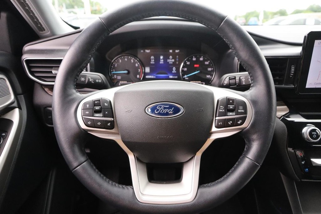 Ford Explorer Vehicle Full-screen Gallery Image 12