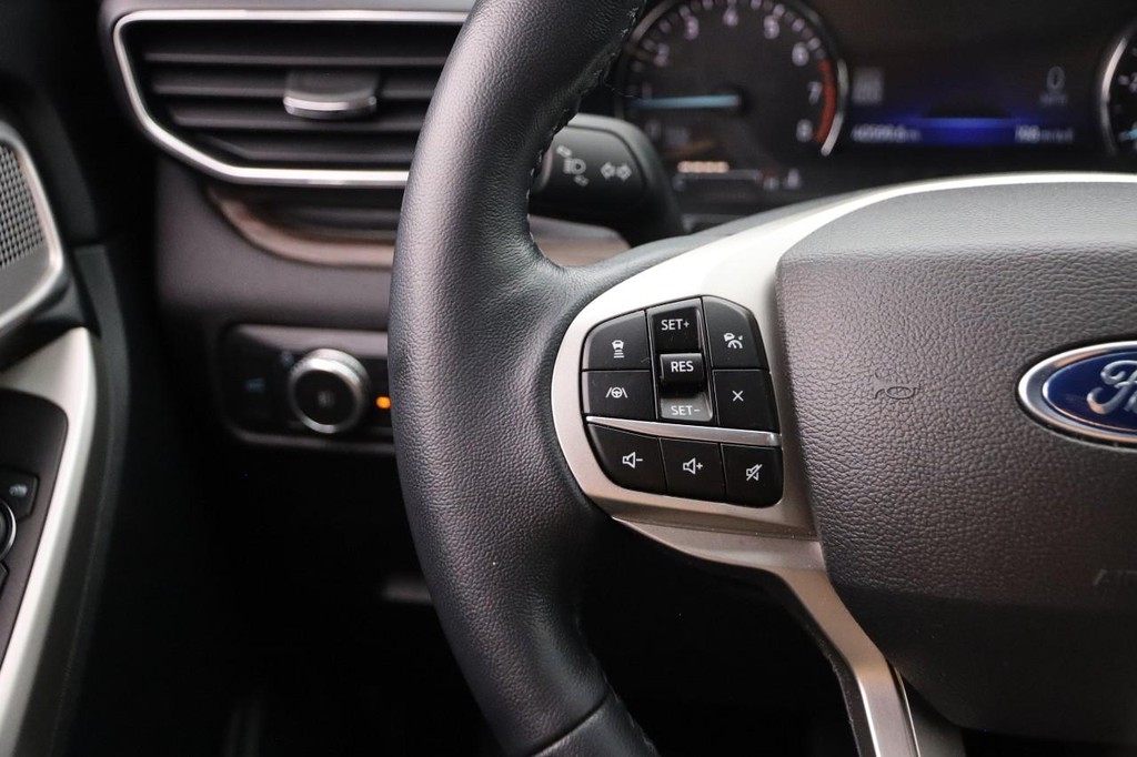 Ford Explorer Vehicle Full-screen Gallery Image 13