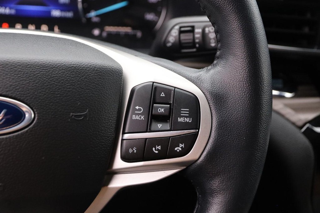 Ford Explorer Vehicle Full-screen Gallery Image 14