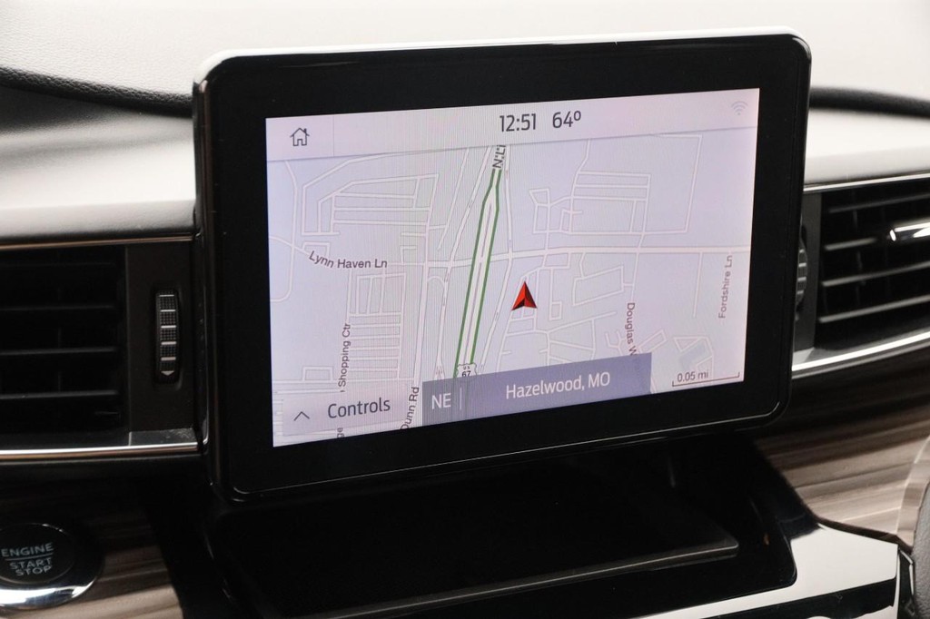 Ford Explorer Vehicle Full-screen Gallery Image 18