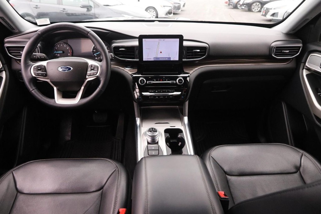 Ford Explorer Vehicle Full-screen Gallery Image 24