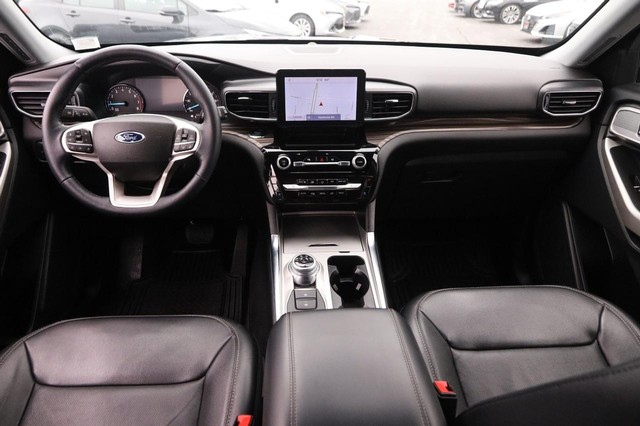 Ford Explorer Vehicle Image 24
