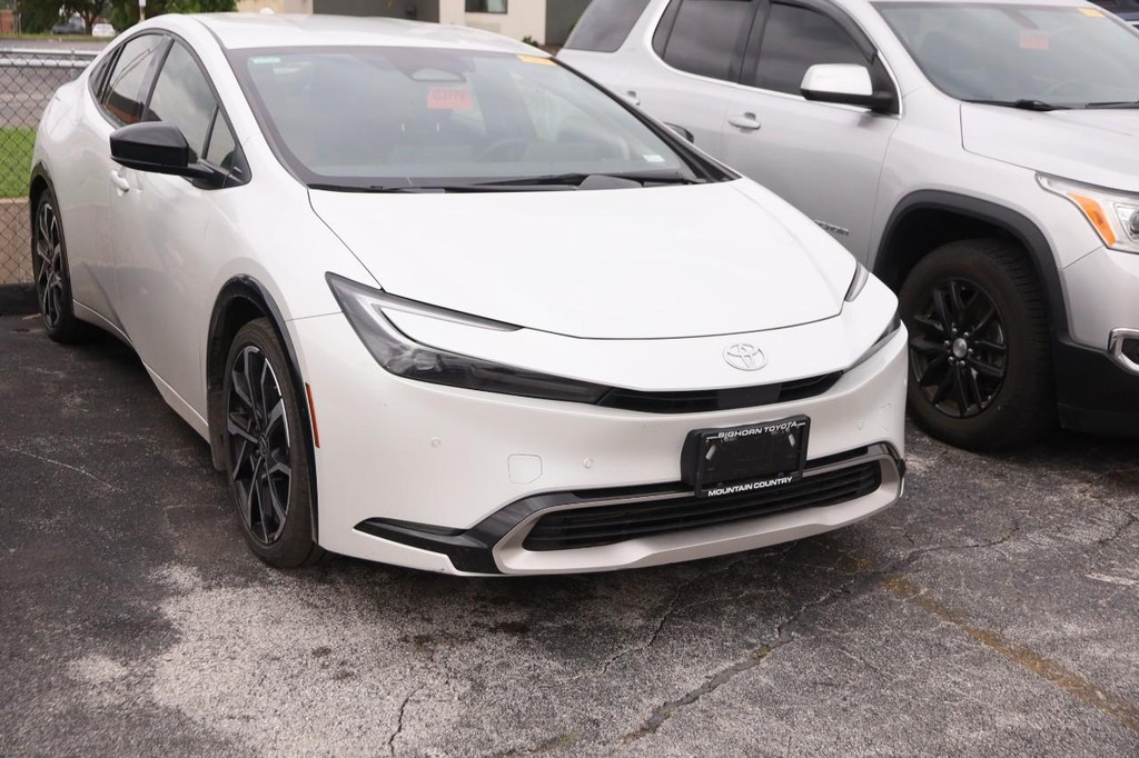 Toyota Prius Prime Vehicle Full-screen Gallery Image 2