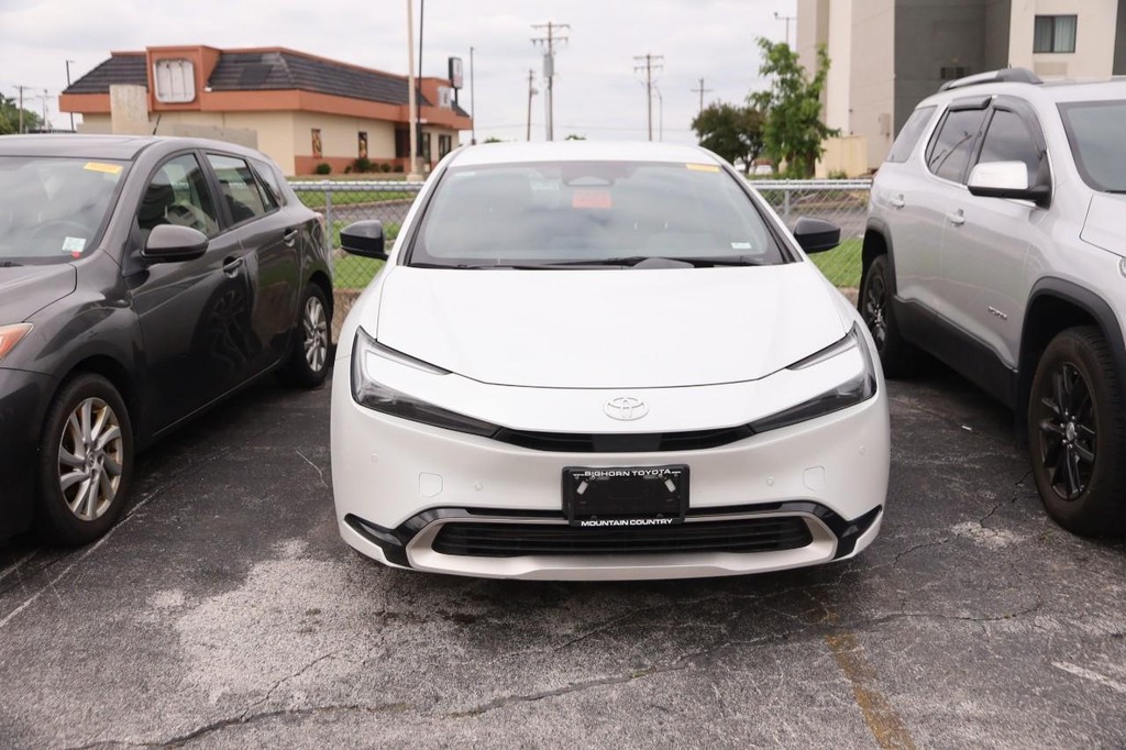 Toyota Prius Prime Vehicle Full-screen Gallery Image 3