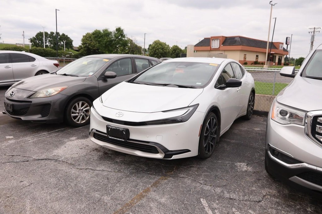 Toyota Prius Prime Vehicle Full-screen Gallery Image 4
