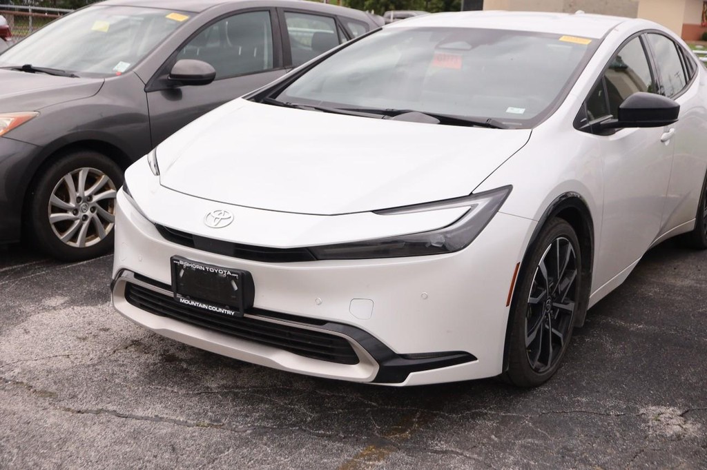 Toyota Prius Prime Vehicle Full-screen Gallery Image 5