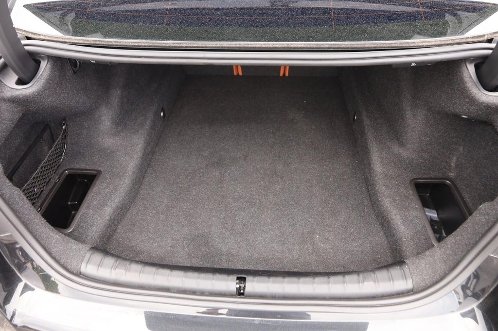 BMW M5 Vehicle Full-screen Gallery Image 07