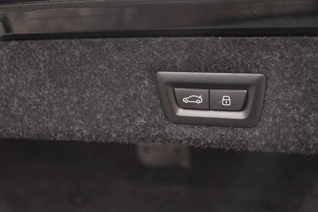 BMW M5 Vehicle Full-screen Gallery Image 08