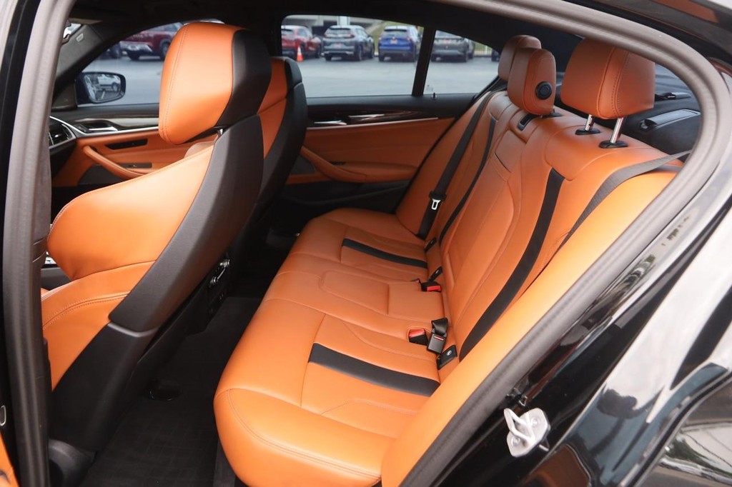 BMW M5 Vehicle Full-screen Gallery Image 10