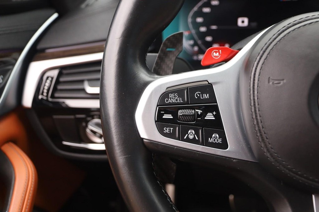 BMW M5 Vehicle Full-screen Gallery Image 11