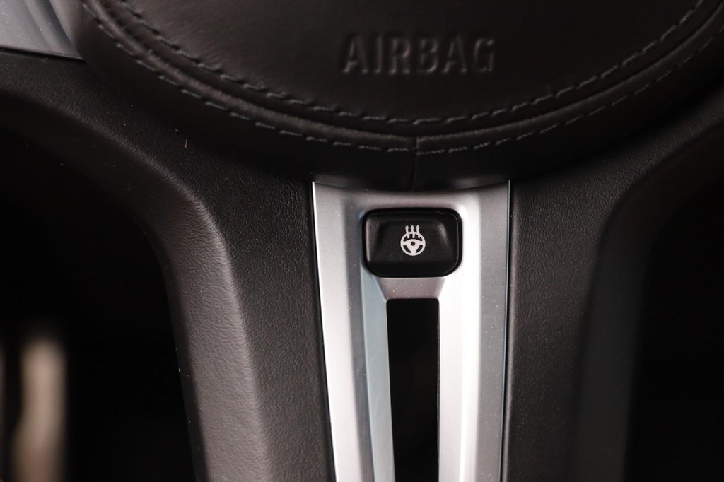 BMW M5 Vehicle Full-screen Gallery Image 14