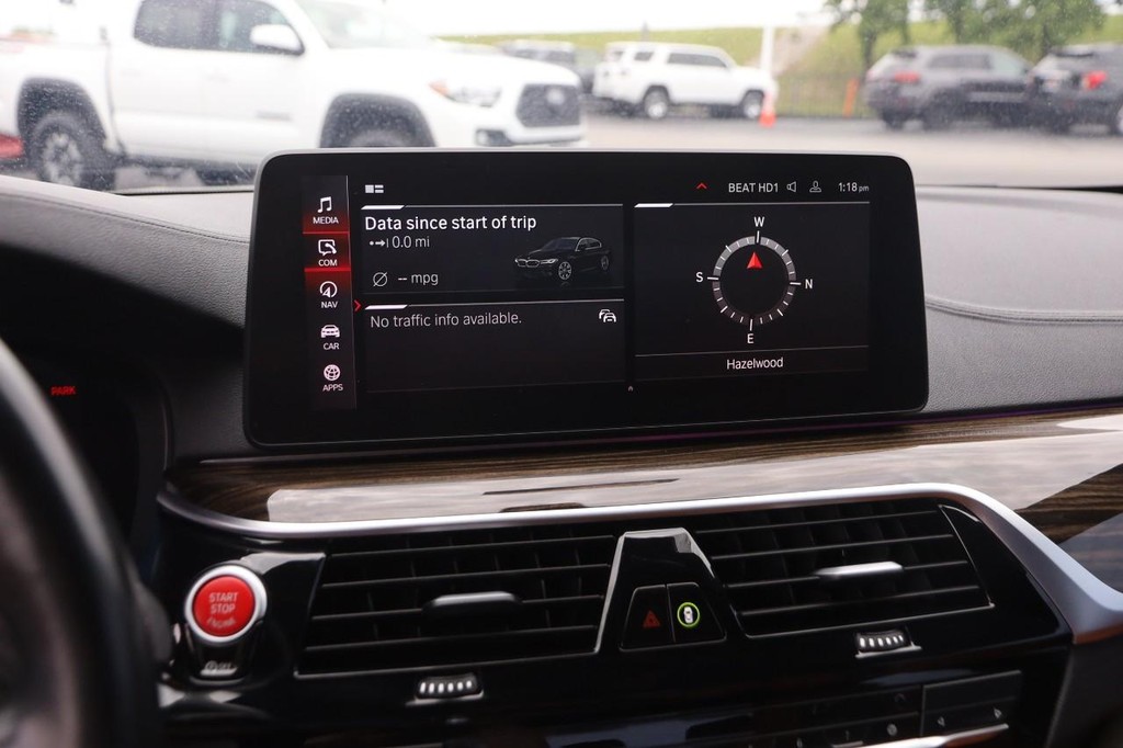 BMW M5 Vehicle Full-screen Gallery Image 16