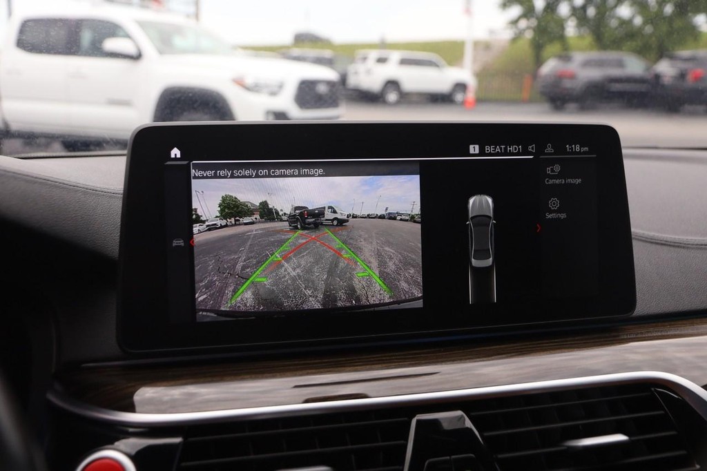 BMW M5 Vehicle Full-screen Gallery Image 18