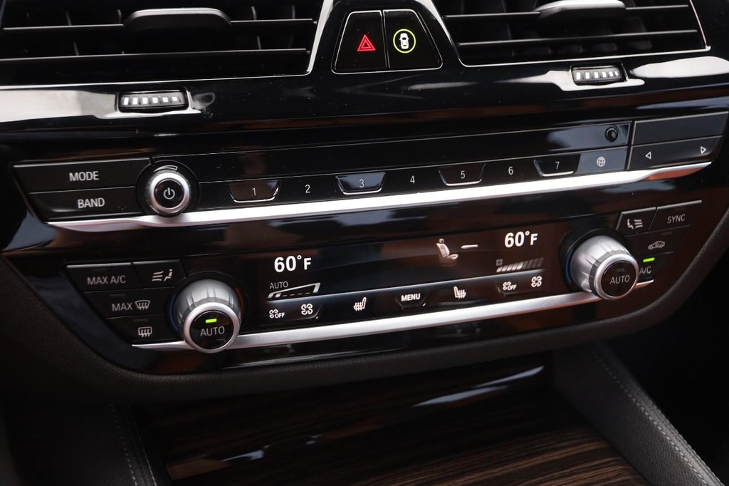 BMW M5 Vehicle Full-screen Gallery Image 19
