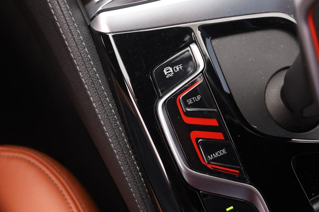 BMW M5 Vehicle Full-screen Gallery Image 20