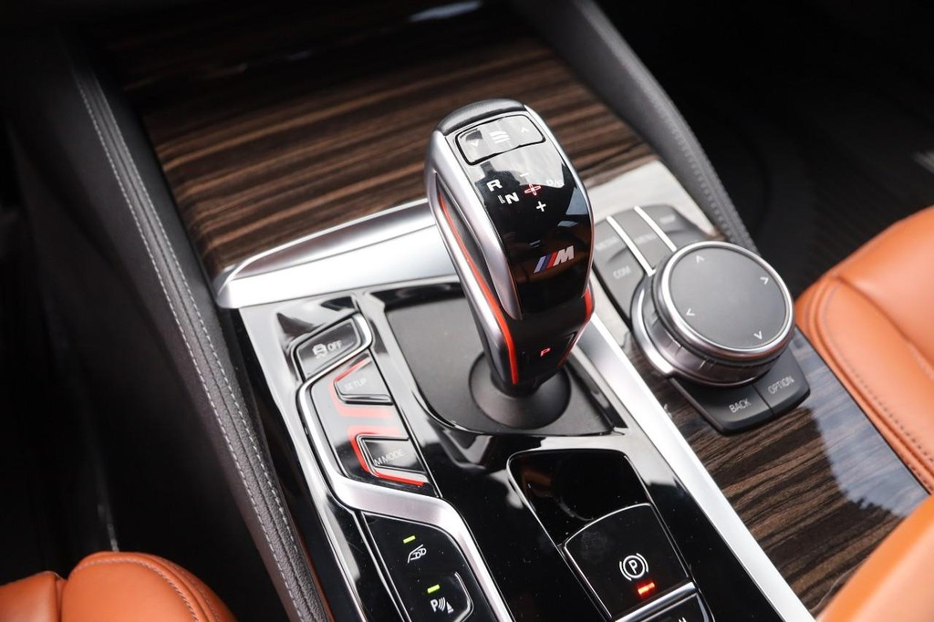 BMW M5 Vehicle Full-screen Gallery Image 22