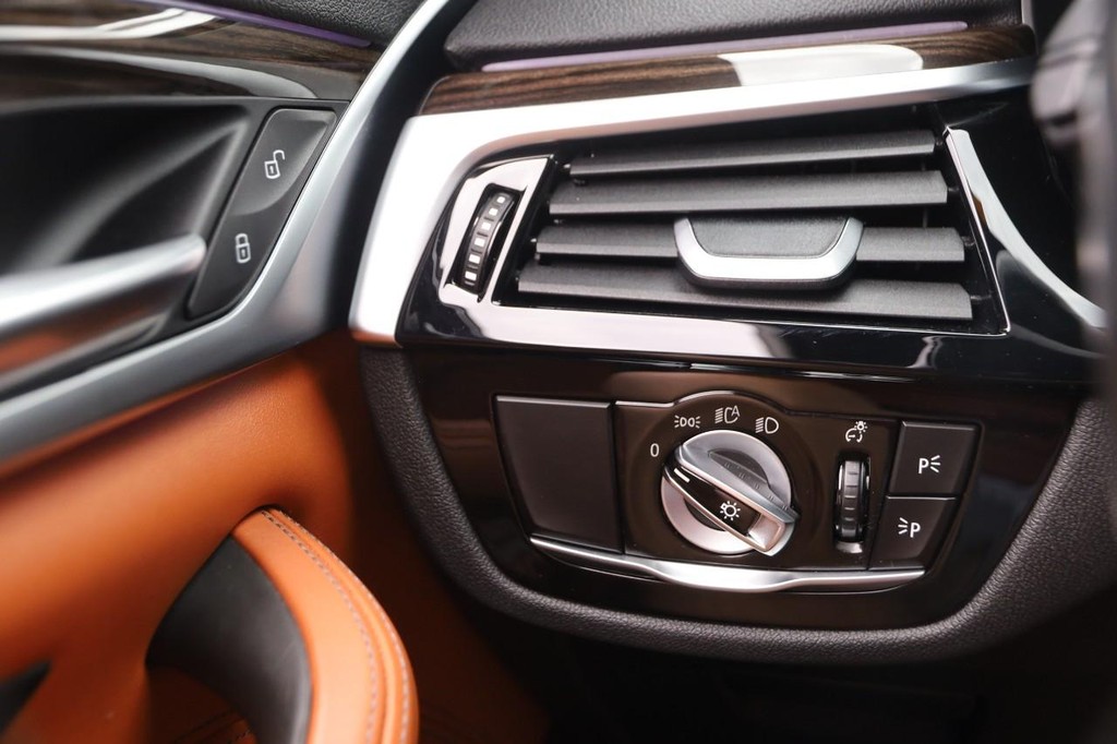 BMW M5 Vehicle Full-screen Gallery Image 23