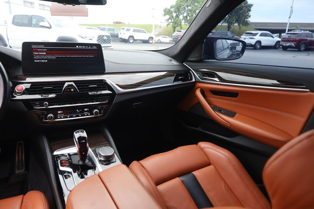 BMW M5 Vehicle Full-screen Gallery Image 28