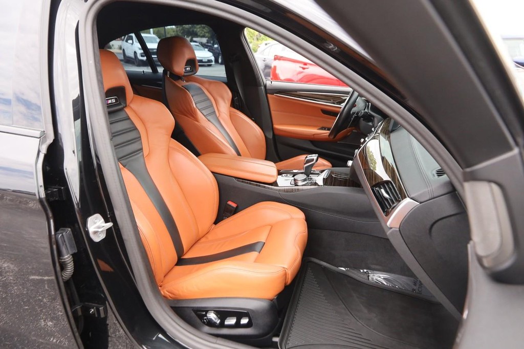 BMW M5 Vehicle Full-screen Gallery Image 29