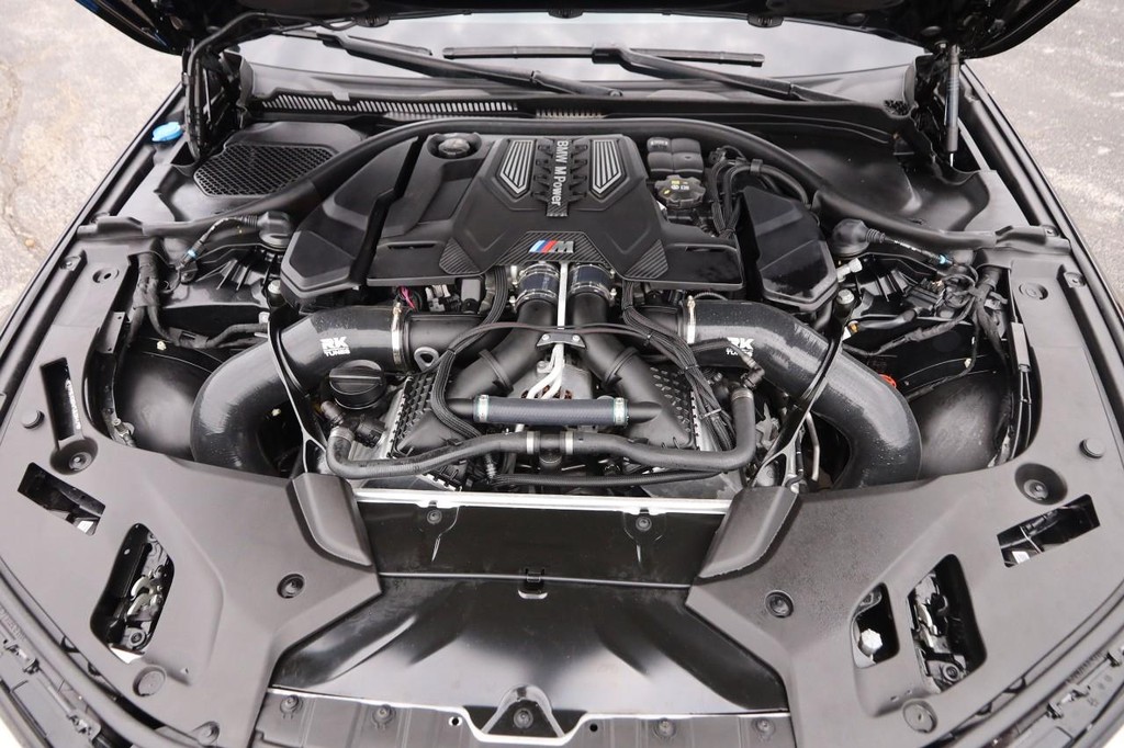 BMW M5 Vehicle Full-screen Gallery Image 30