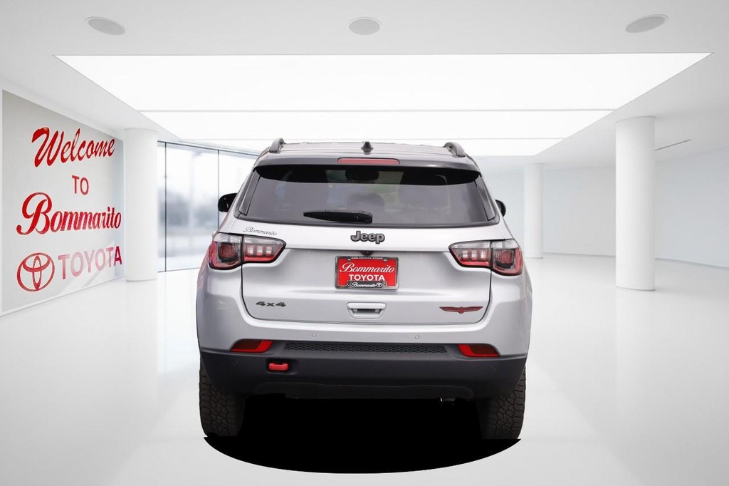 Jeep Compass Vehicle Full-screen Gallery Image 6