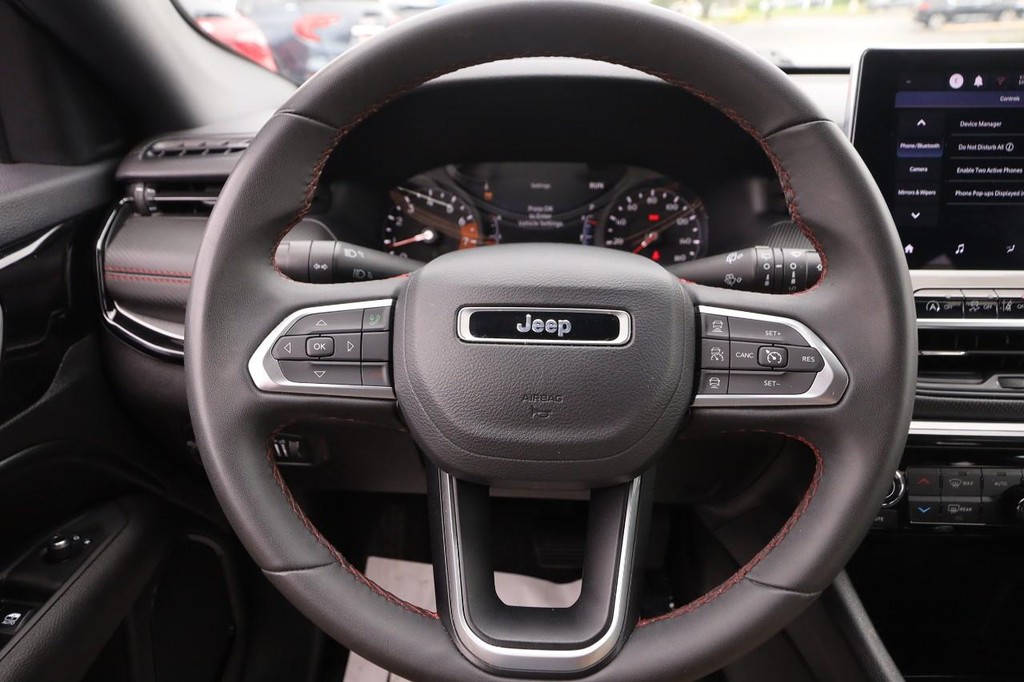 Jeep Compass Vehicle Full-screen Gallery Image 10