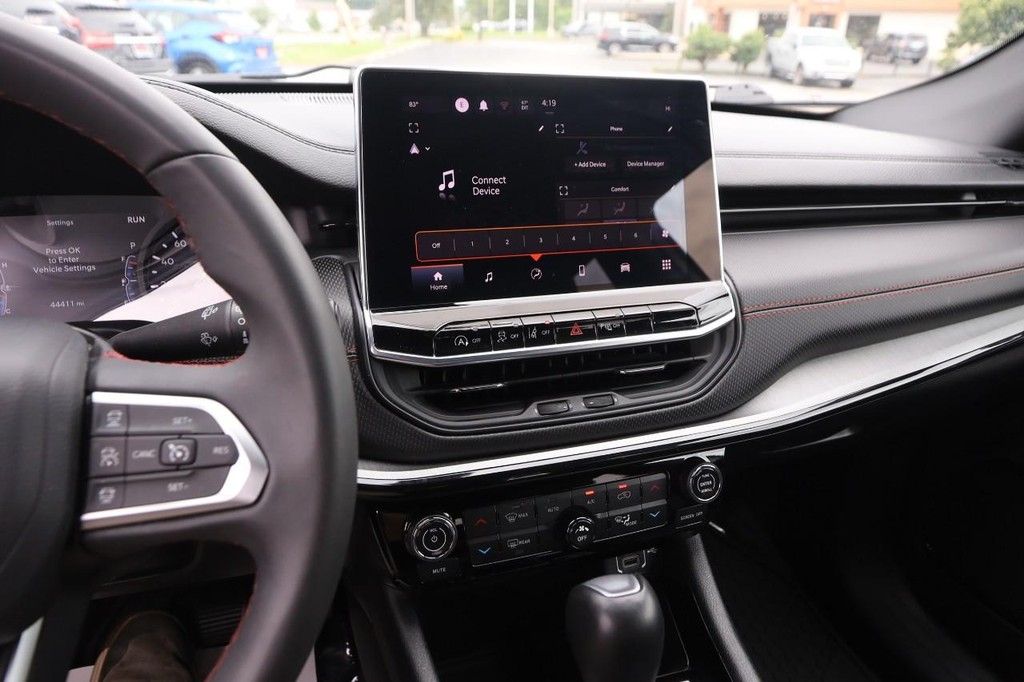 Jeep Compass Vehicle Full-screen Gallery Image 15