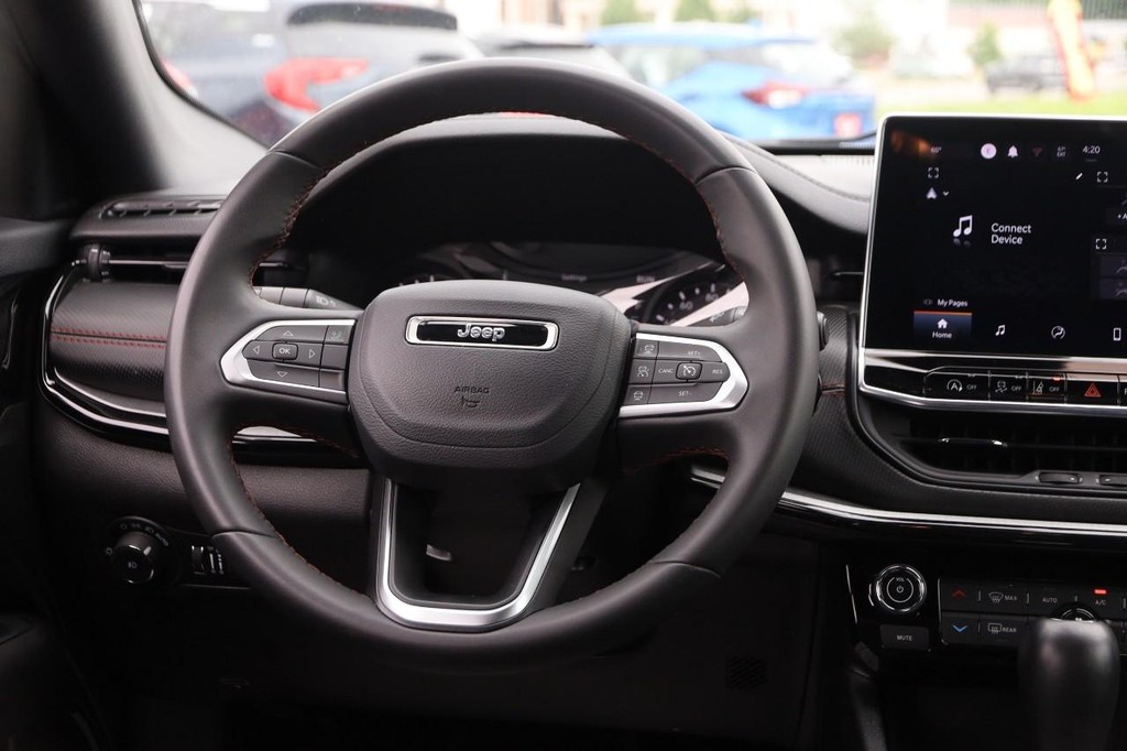 Jeep Compass Vehicle Full-screen Gallery Image 23