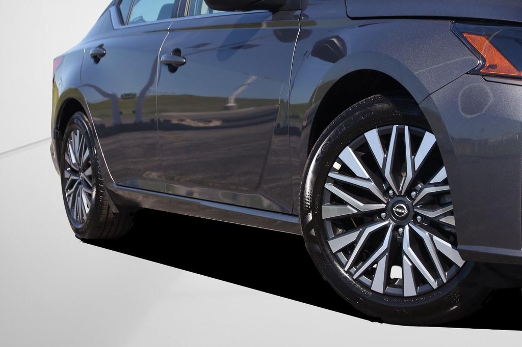 Nissan Altima Vehicle Full-screen Gallery Image 3