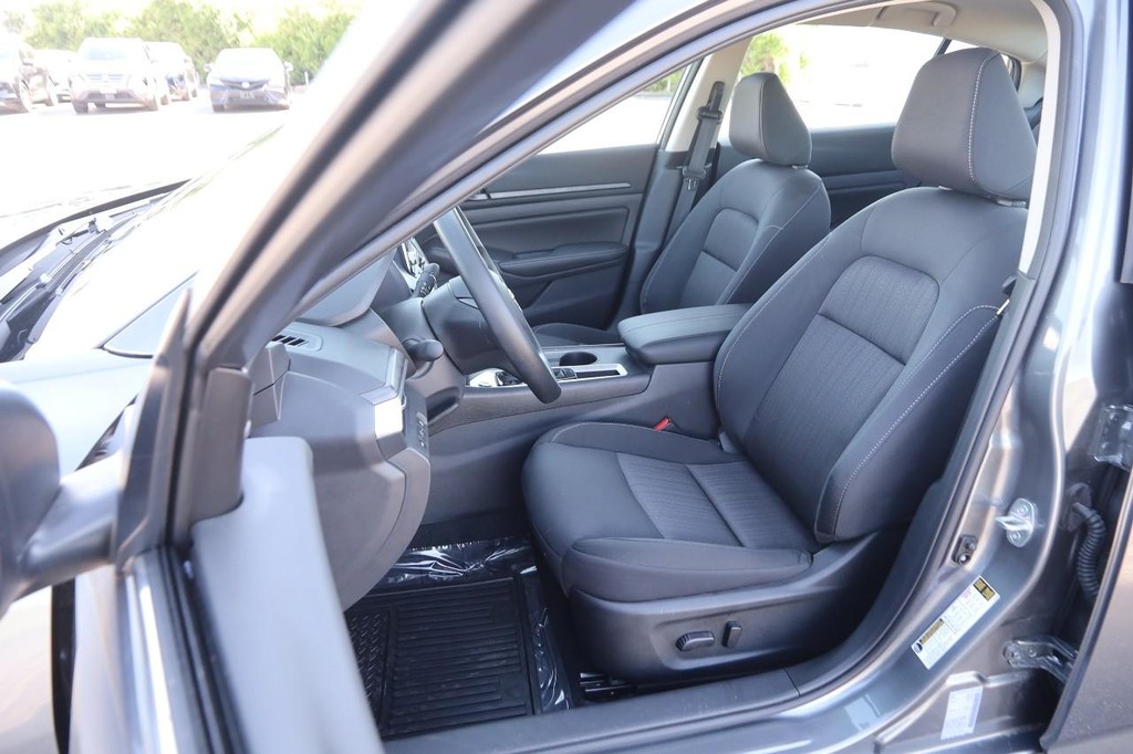 Nissan Altima Vehicle Full-screen Gallery Image 9