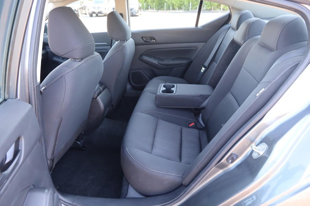 Nissan Altima Vehicle Full-screen Gallery Image 10