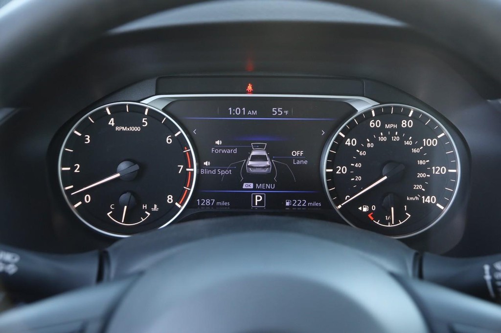 Nissan Altima Vehicle Full-screen Gallery Image 14