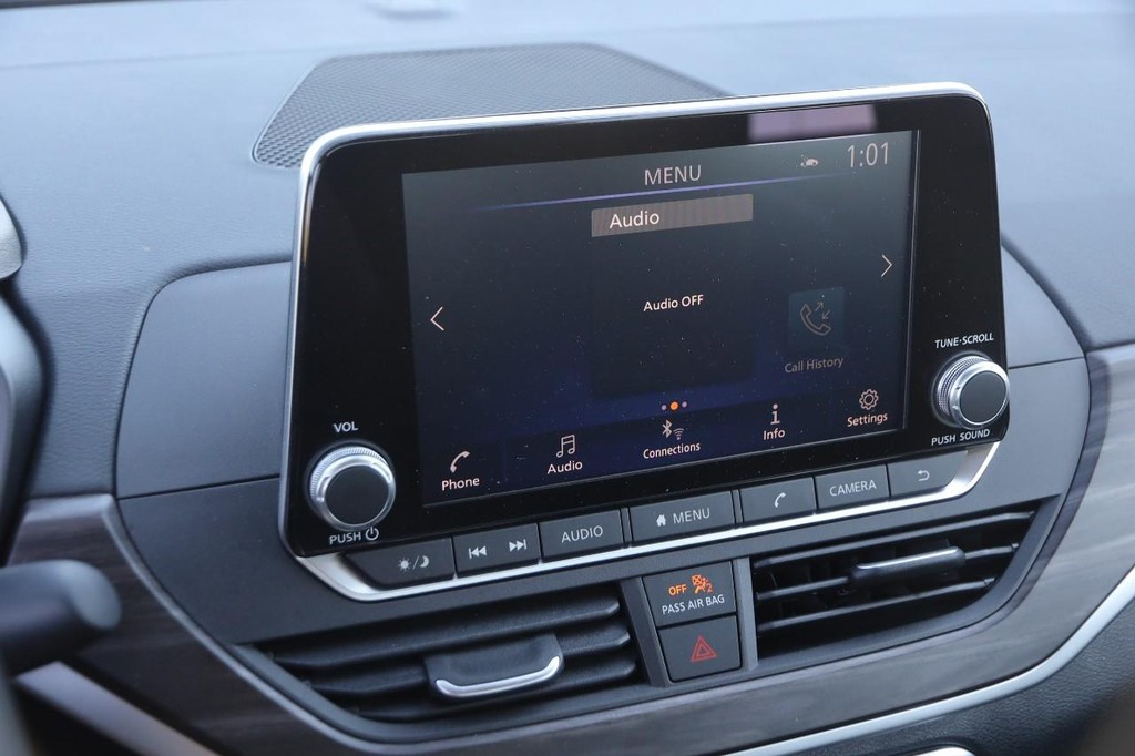 Nissan Altima Vehicle Full-screen Gallery Image 16