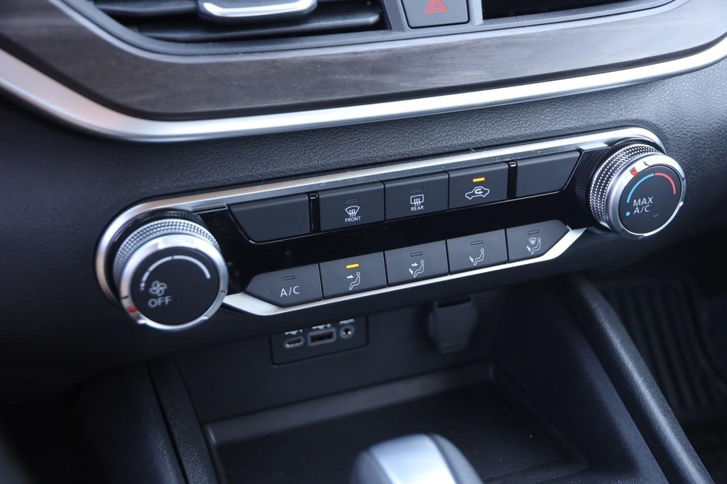 Nissan Altima Vehicle Full-screen Gallery Image 18