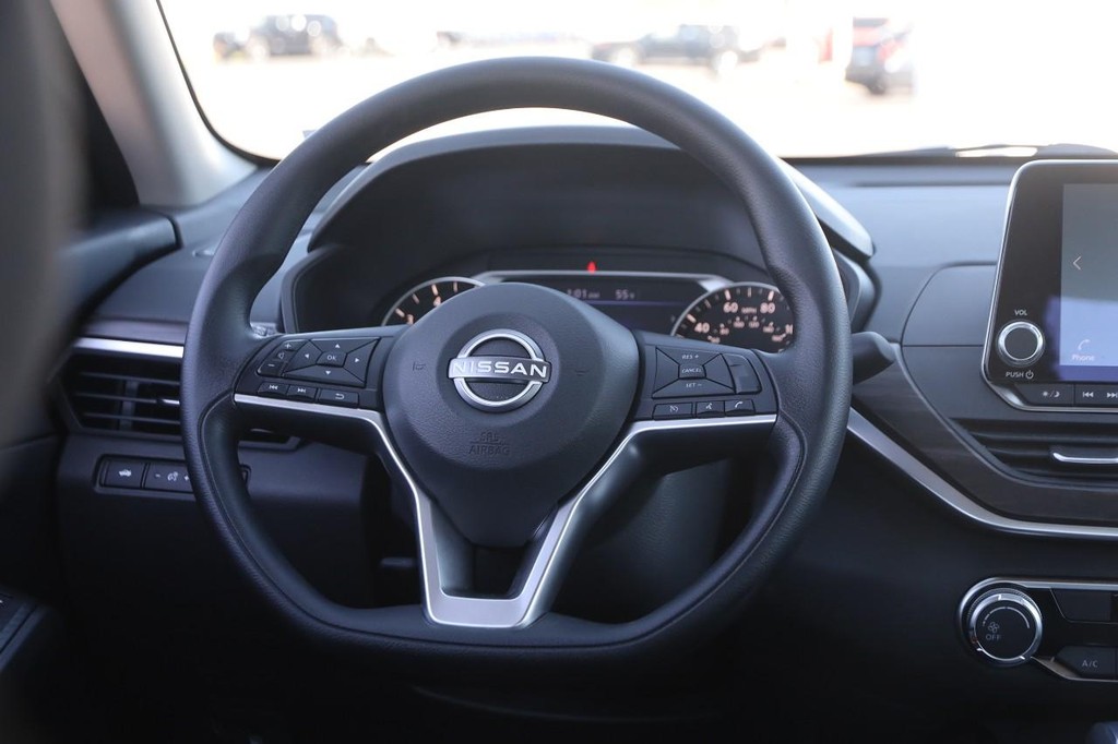 Nissan Altima Vehicle Full-screen Gallery Image 22