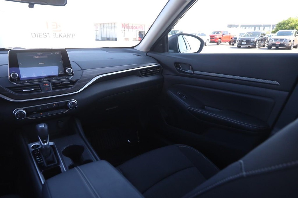 Nissan Altima Vehicle Full-screen Gallery Image 24