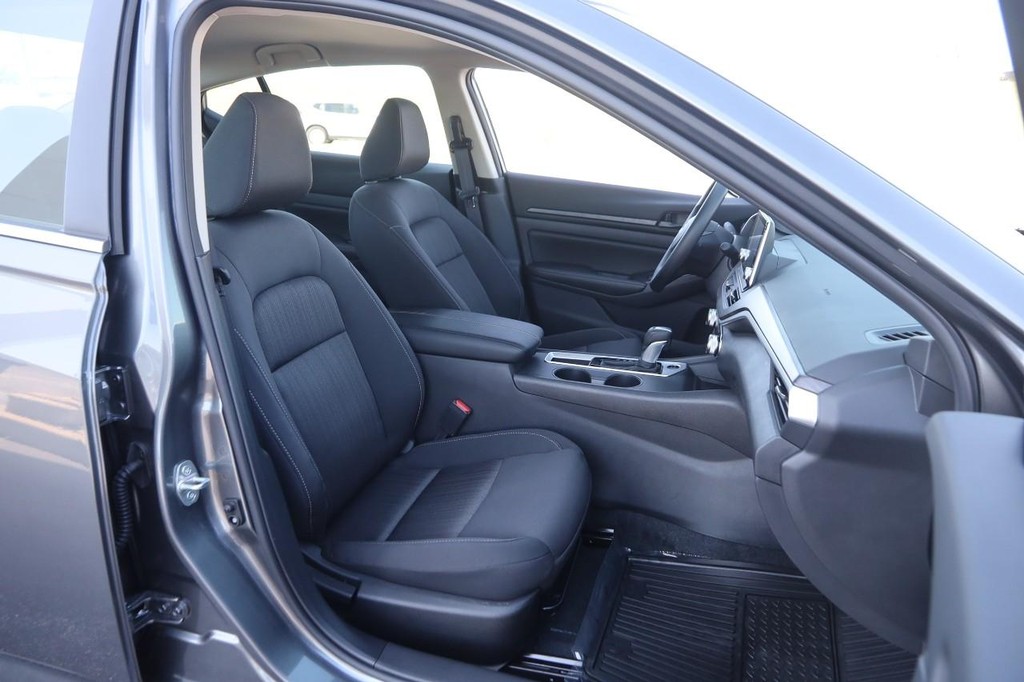 Nissan Altima Vehicle Full-screen Gallery Image 25