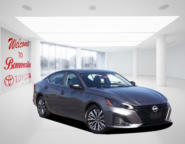Nissan Altima Vehicle Image 02