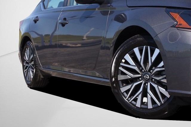 Nissan Altima Vehicle Image 03