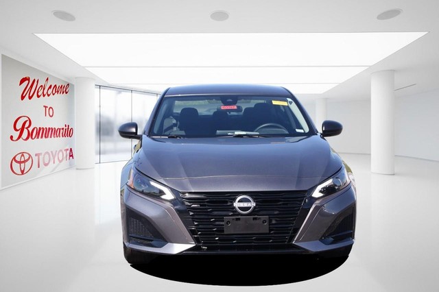 Nissan Altima Vehicle Image 04