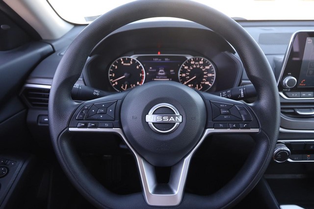 Nissan Altima Vehicle Image 11