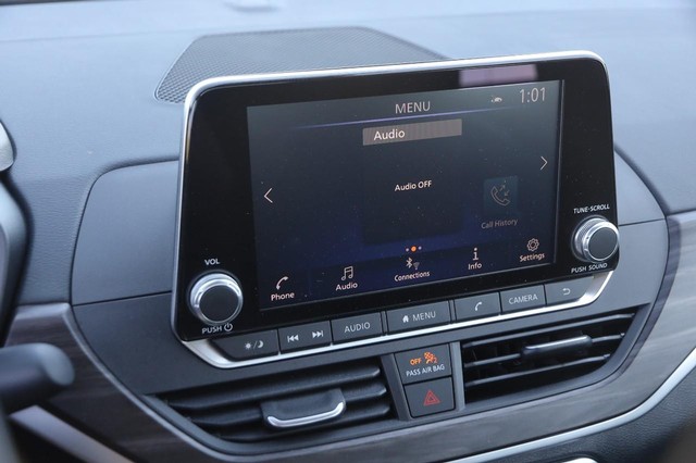 Nissan Altima Vehicle Image 16