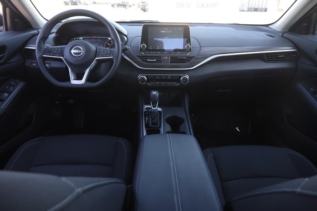 Nissan Altima Vehicle Image 20