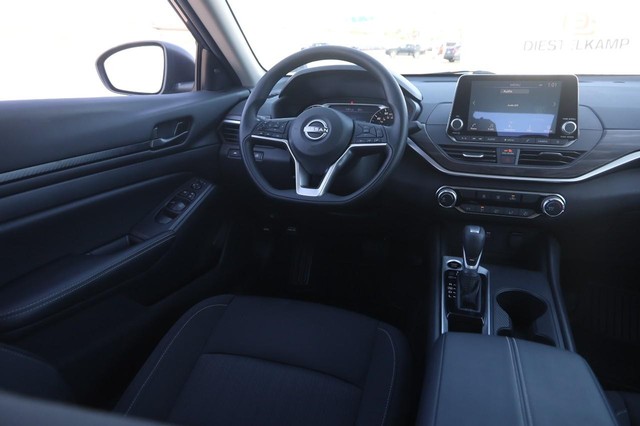 Nissan Altima Vehicle Image 21