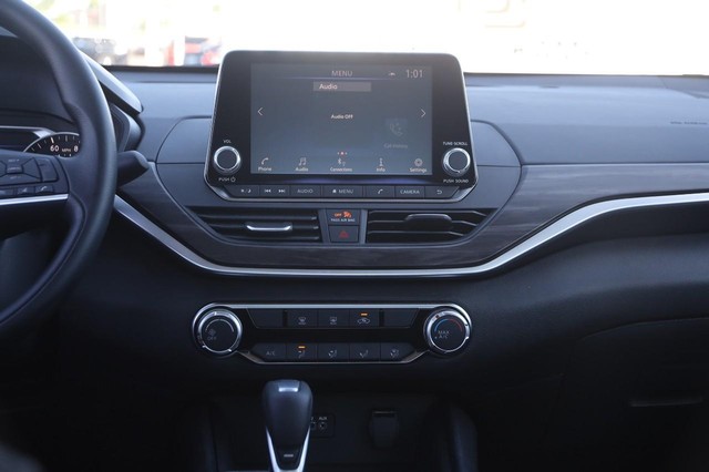 Nissan Altima Vehicle Image 23