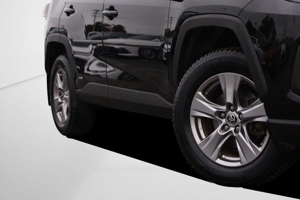 Toyota RAV4 Vehicle Full-screen Gallery Image 3