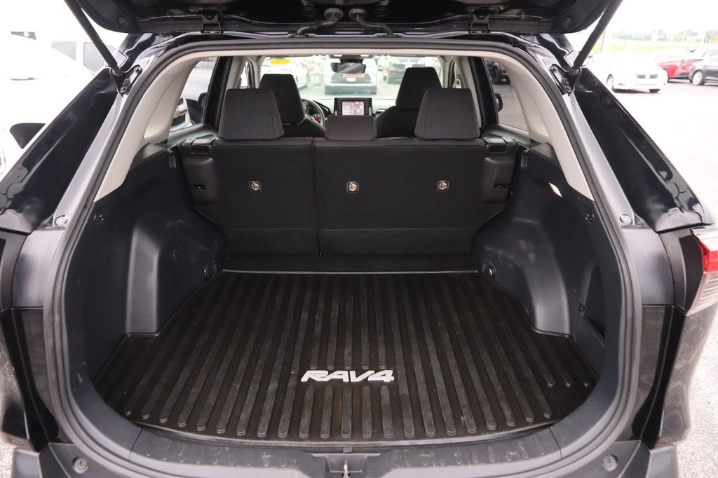 Toyota RAV4 Vehicle Full-screen Gallery Image 7